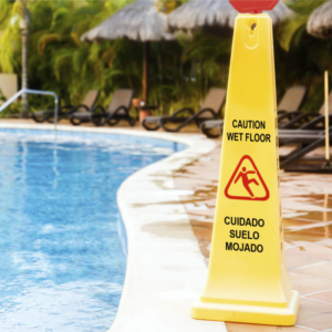 Pirámide señal suelo mojado lateral